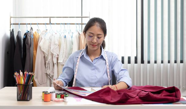 Азиатские дизайнеры одежды измеряют размеры тела клиентов при подготовке к пошиву в дизайнерских комнатах, создают новую коллекцию одежды, создают работу дизайнера. - Фото, изображение