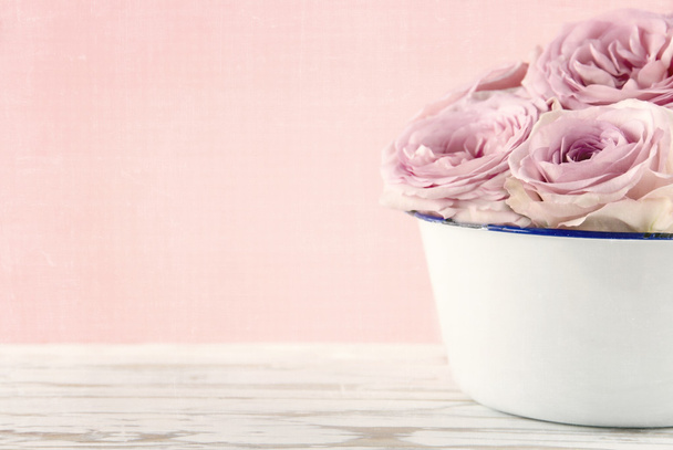 ροζ τριαντάφυλλα σε ένα λευκό παλαιό vase - Φωτογραφία, εικόνα