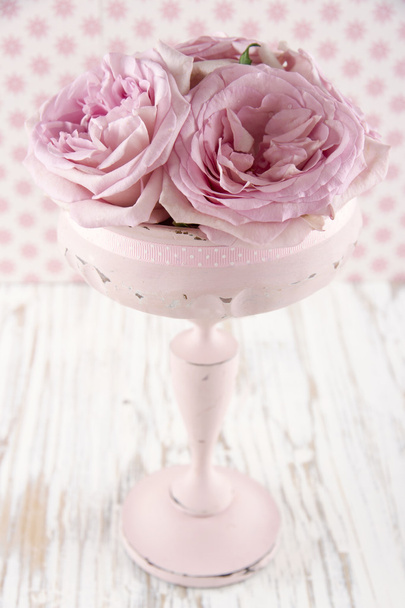 Rosa-de-rosa em um vaso de cor pastel de madeira
 - Foto, Imagem