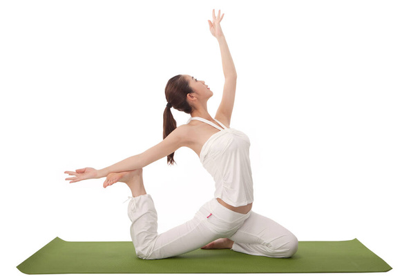 Mujer joven haciendo yoga en la esterilla - Foto, Imagen