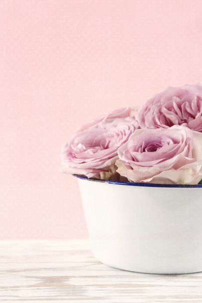 Rosas en un jarrón blanco
 - Foto, imagen
