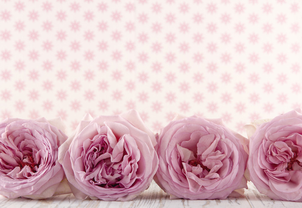 Ряд розовых роз
 - Фото, изображение