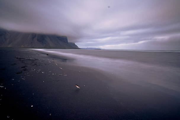 Hermoso paisaje de la playa de Stokksnes con un sendero de plumas en el este de la isla de Islandia - Foto, Imagen