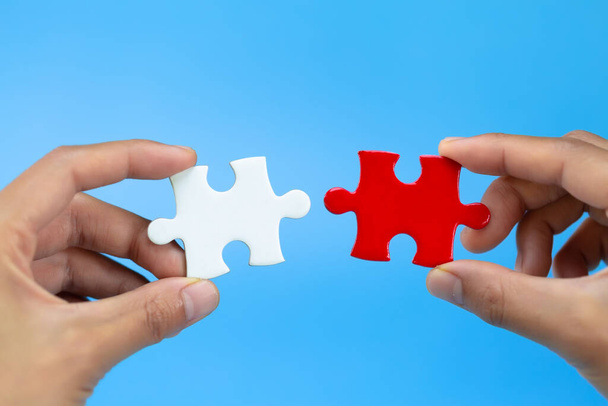 Dvě ruce obchodníka spojit pár puzzle kus. symbol asociace a spojení. obchodní strategie. - Fotografie, Obrázek