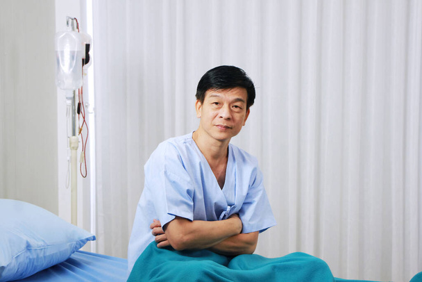 Sonriente asiático Anciano sentado en la cama en la sala de curación y el tratamiento estéril de las infecciones y la infección pulmonar del virus covid 19 en el hospital de Tailandia. Salud y Sociedad de Ancianos Concepto. - Foto, Imagen