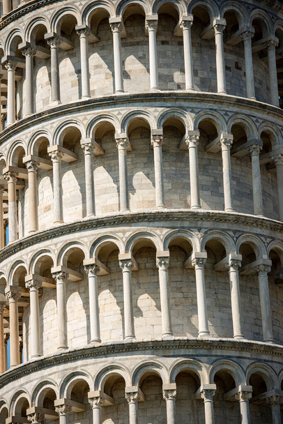 Pisa 'nın Eğik Kulesi' nin (Duomo di Santa Maria Assunta) Roma tarzı çan kulesi. (1173 - XIV Century). Toskana, İtalya, Avrupa - Fotoğraf, Görsel