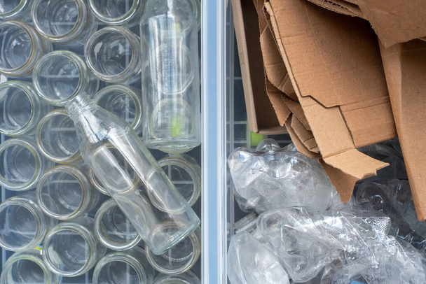 Muovipullot, lasi ja pahvi lajitellaan kierrätystä varten. - Valokuva, kuva