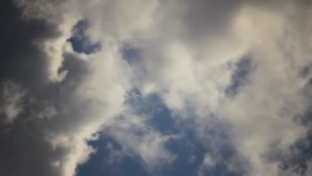 Clouds transforming in sky - Materiał filmowy, wideo