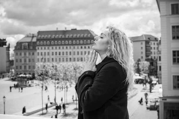 Concepto turístico. Hermosa mujer mira a la vista de las calles de la ciudad, centro de la ciudad. Vacaciones Alemania - Foto, Imagen