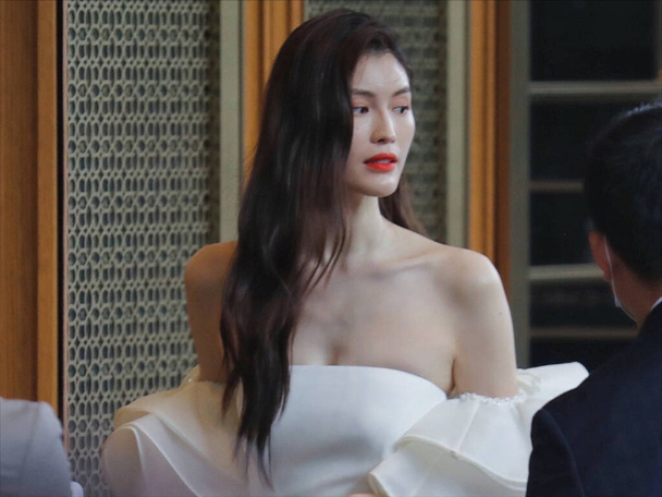 Modelo chinês e atriz Sui Ele assiste a uma cerimônia de abertura de um hotel, vestindo-se em um vestido de espartilho branco puro fora dos ombros na cidade de Nanjing, leste da província de Jiangsu da China, 28 Junho 2020
. - Foto, Imagem