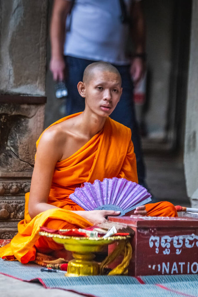 Монах у помаранчевому халаті благословляє храм Ангкор-Ват. Siem Reap, Камбоджа - 19 листопада 2017. - Фото, зображення