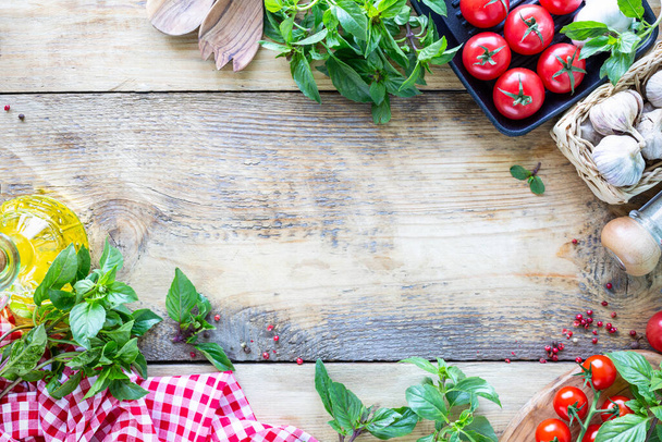 Verse smakelijke groenten om te koken of salade op een rustieke achtergrond, bovenaanzicht, frame. Dieet of vegetarisch voedselconcept. Bovenaanzicht. - Foto, afbeelding