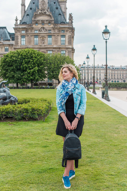 Paris vacation, vintage fashion style . Woman at France. Stylish beautiful modern lady in city - Foto, afbeelding