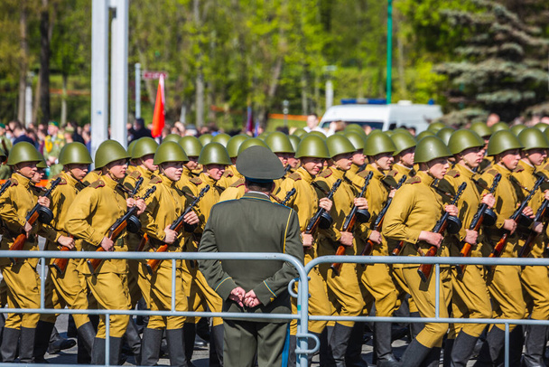 Büyük Vatanseverlik Savaşı 'ndaki zaferin 75. yıldönümü kutlamaları için 9 Mayıs' ta Beyaz Rusya 'nın Minsk kentinde yürüyüş yapan askerler. Minsk, Belarus - 9 Mayıs 2020. - Fotoğraf, Görsel