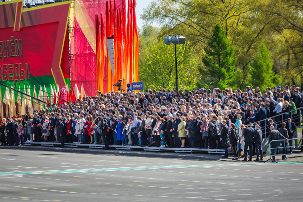 大祖国戦争での勝利の75周年を祝う観客、ベラルーシのミンスクで5月9日のパレード。ベラルーシのミンスク- 2020年5月9日. - 写真・画像