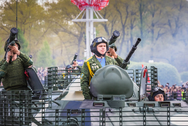 Tanques, vehículos pesados del ejército y espectadores de la celebración del 75 aniversario de la victoria en la Gran Guerra Patria, desfile del 9 de mayo en Minsk, Bielorrusia. Minsk, Belarús - 9 de mayo de 2020. - Foto, imagen