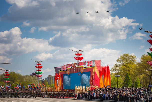 偉大な愛国戦争での勝利の75周年を祝う観客の上にヘリコプター、ベラルーシのミンスクで5月9日のパレード。ベラルーシのミンスク- 2020年5月9日. - 写真・画像