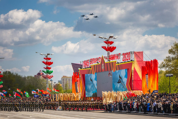 大祖国戦争での勝利の75周年を祝う観客の上の宮殿、ベラルーシのミンスクで5月9日のパレード。ベラルーシのミンスク- 2020年5月9日. - 写真・画像