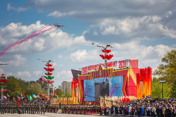 Palanes over toeschouwers van de viering van de 75ste verjaardag van de overwinning in de Grote Patriottische Oorlog, parade van 9 mei in Minsk, Wit-Rusland. Minsk, Belarus - 9 mei 2020. - Foto, afbeelding
