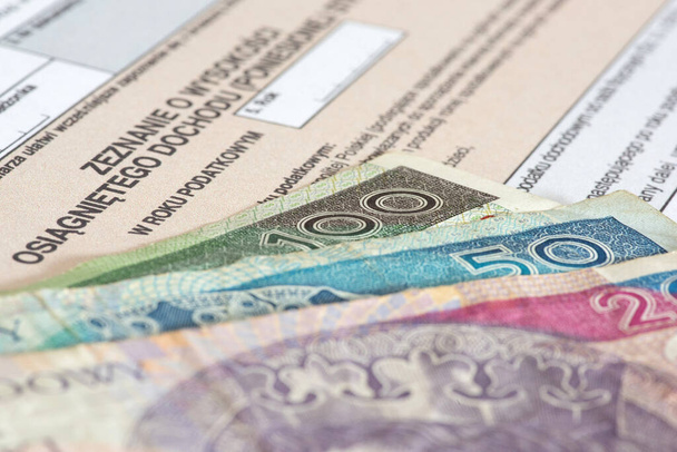 PIT-formulier voor belastingaangiften in Polen en Poolse zloty-bankbiljetten - Foto, afbeelding