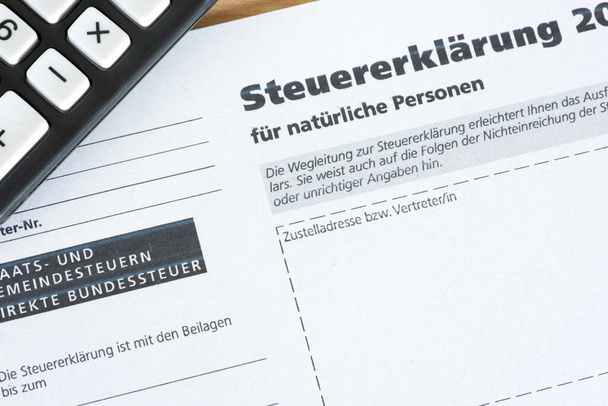 Declaração fiscal Suíça e uma calculadora - Foto, Imagem