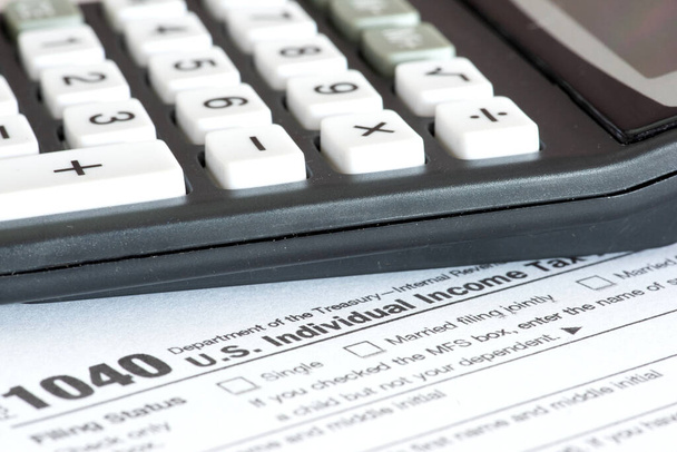 Formulier 1040 voor belastingaangifte en rekenmachine - Foto, afbeelding