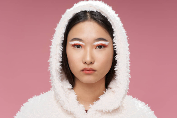 Czarująca kobieta jasny makijaż zimowy kurtka różowy tło  - Zdjęcie, obraz