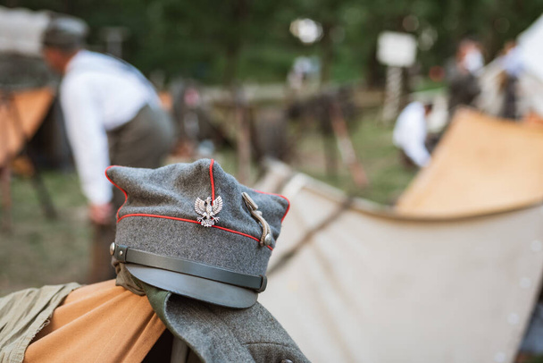 inscenizacja obozu wojskowego z I wojny światowej - czapka z godłem Polski na namiocie - Zdjęcie, obraz