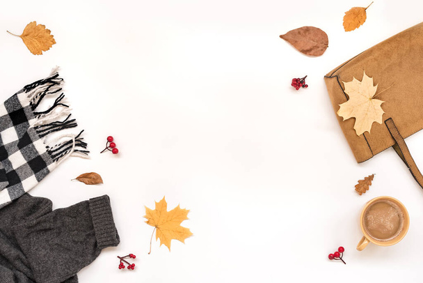 Herfst compositie - suède zak, gezellige kleding, herfst bladeren en koffie geïsoleerd op witte achtergrond, platte lay, bovenaanzicht, kopieerruimte. Seizoensgebonden herfst concept. - Foto, afbeelding