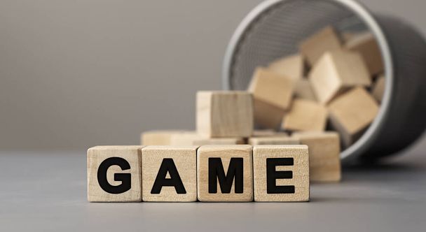 Word GAME wykonane z sześcianu drewniany blok na biurku, koncepcja. - Zdjęcie, obraz