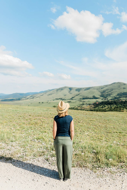 Mladá žena milovnice přírody těší pohled na pohoří v létě - Fotografie, Obrázek