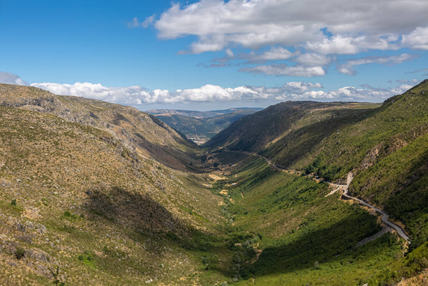 Widok z doliny lodowca i krajobrazu górskiego na Serra da Estrela parku naturalnego, pasmo górskie Star - Zdjęcie, obraz