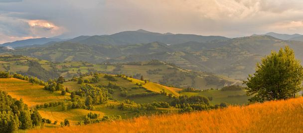 Panoramic view of the Bucegi Mountains from Holbav, Romania - Foto, imagen