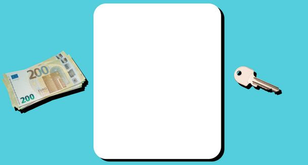 Крупный план банкнот в 200 евро, стальной серый ключ и чистый лист бумаги с закругленными краями с тенями на синем фоне. - Фото, изображение