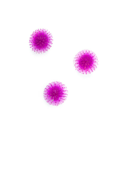 Abstract virus stam model coronavirus covid-19 op witte achtergrond. Concept voor viruspandemische bescherming. - Foto, afbeelding