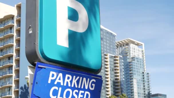 Znak parkingowy jako symbol trudności w ruchu drogowym i problemów transportowych w ruchliwych obszarach miejskich USA. Strefa płatnego parkingu publicznego w centrum San Diego w Kalifornii. Ograniczona przestrzeń dla samochodów w mieście - Materiał filmowy, wideo