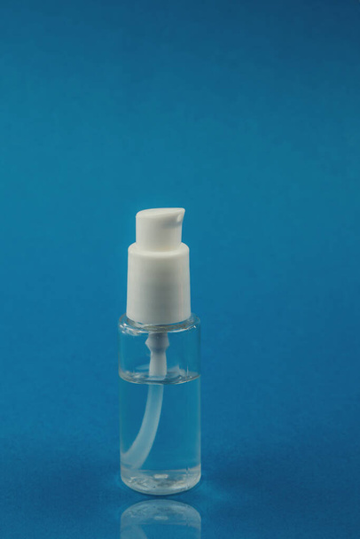 Antibacteriële transparante handreiniger gel in een plastic fles. Hygiëne concept. Voorkom de verspreiding van ziektekiemen en bacteriën en vermijd infecties coronavirus - Foto, afbeelding