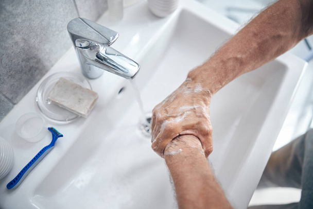 Dospělý běloch při mytí rukou - Fotografie, Obrázek
