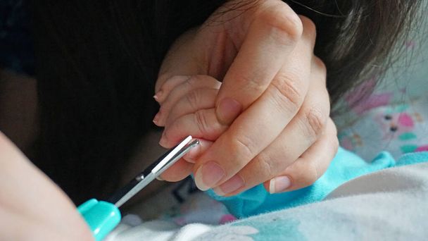 Novorozené dětské nehty se stříhají nůžkami. - Fotografie, Obrázek