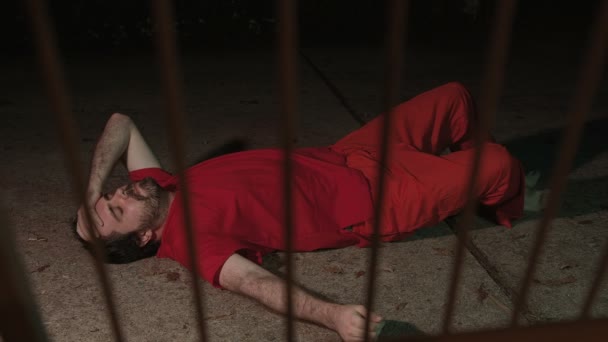 Więzień w depresji lub psychicznie zrozpaczony w więzieniu lub areszcie - Materiał filmowy, wideo