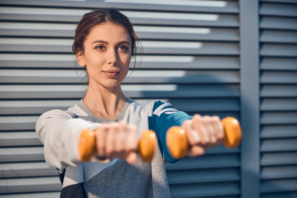 Female athlete performing a strength training exercise - Fotografie, Obrázek