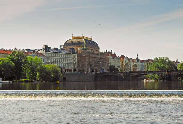 kilátás Prága, Vltava folyó és a Nemzeti Színház Rasin vízparton, Prága, Csehország - Fotó, kép