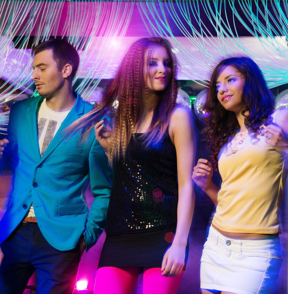 Grupo de jóvenes felices bailando en el club nocturno
 - Foto, Imagen