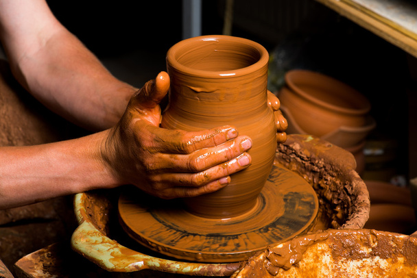 ruce hrnčíře, vytváří hliněnou nádobu - Fotografie, Obrázek