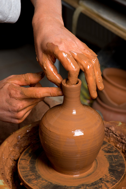 manos de un alfarero, creando un frasco de barro - Foto, Imagen