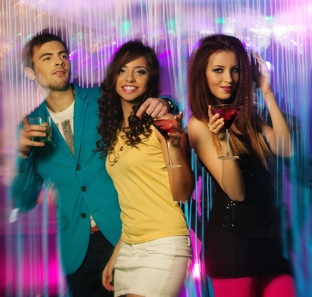 Группа счастливых молодых людей танцует в ночном клубе
 - Фото, изображение