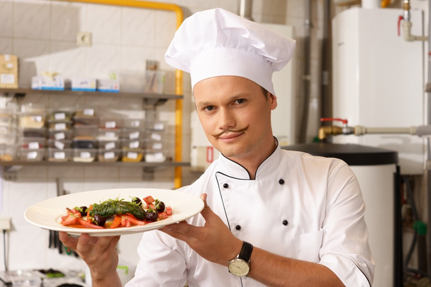 Молодий головний кухар з гастрономічною їжею на кухні в ресторані
 - Фото, зображення