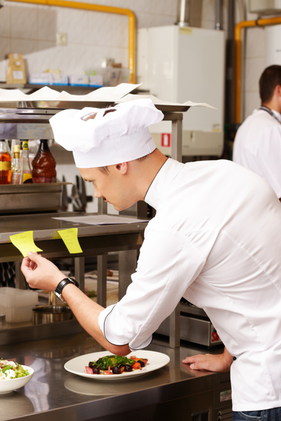 junger Chefkoch mit Gourmet-Essen in Küche im Restaurant - Foto, Bild
