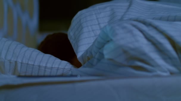 Man slaapt 's nachts in bed achteraanzicht, rinkelende telefoon - Video