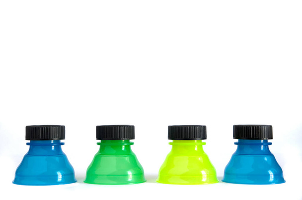 Image abstraite des économiseurs horizontaux colorés de canette de soude en plastique de recyclage - Photo, image